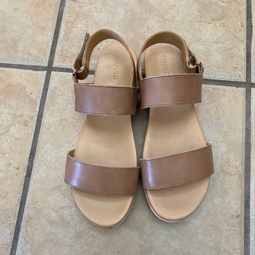 Nisolo Flatform sandals. Color: Almond. Size 9.